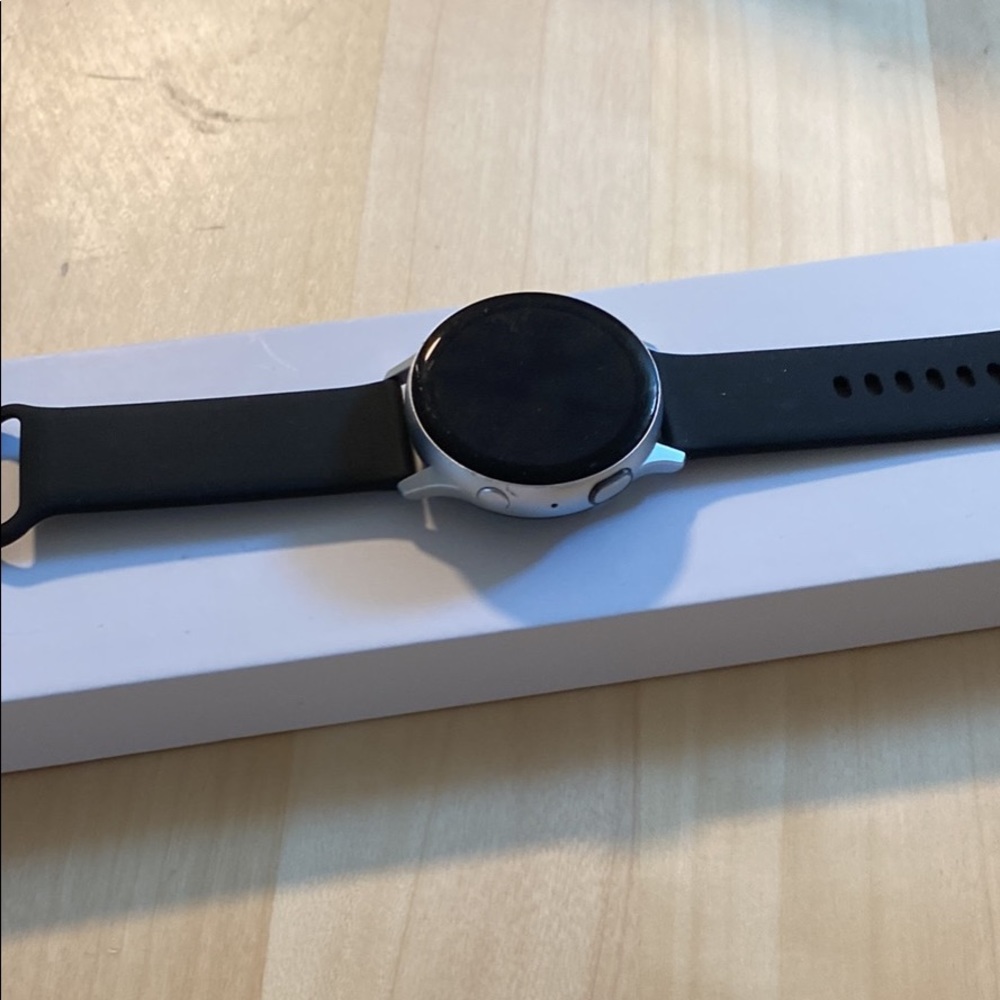 Samsung Galaxy watch Active 2 40MM silver - Picture 2 of 8